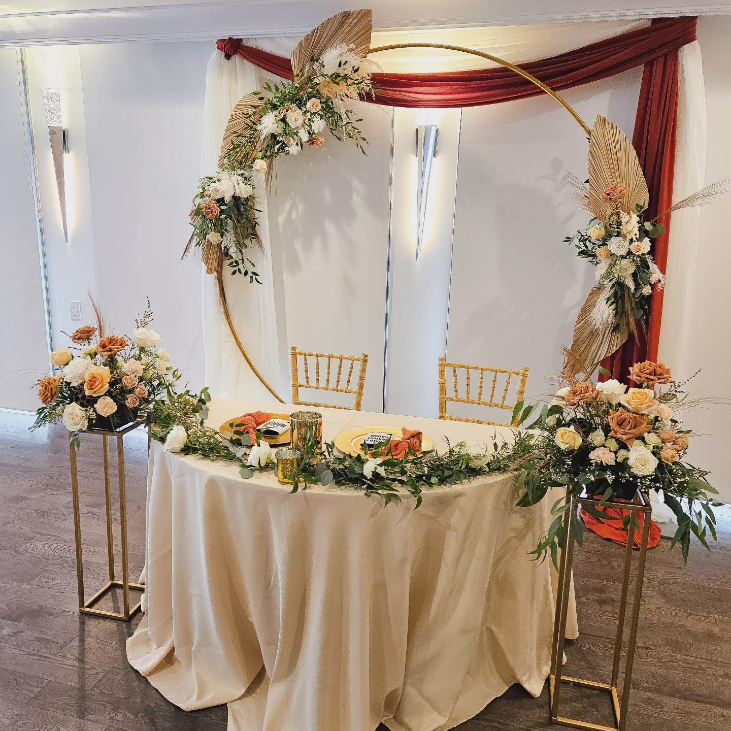 Round wedding arch